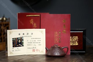 瓣生香獨(dú)傲寒，此梅難并眾梅看。 【