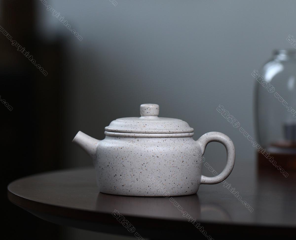 碧螺壺中香撲面，綠茶盞內(nèi)味如春。<br>